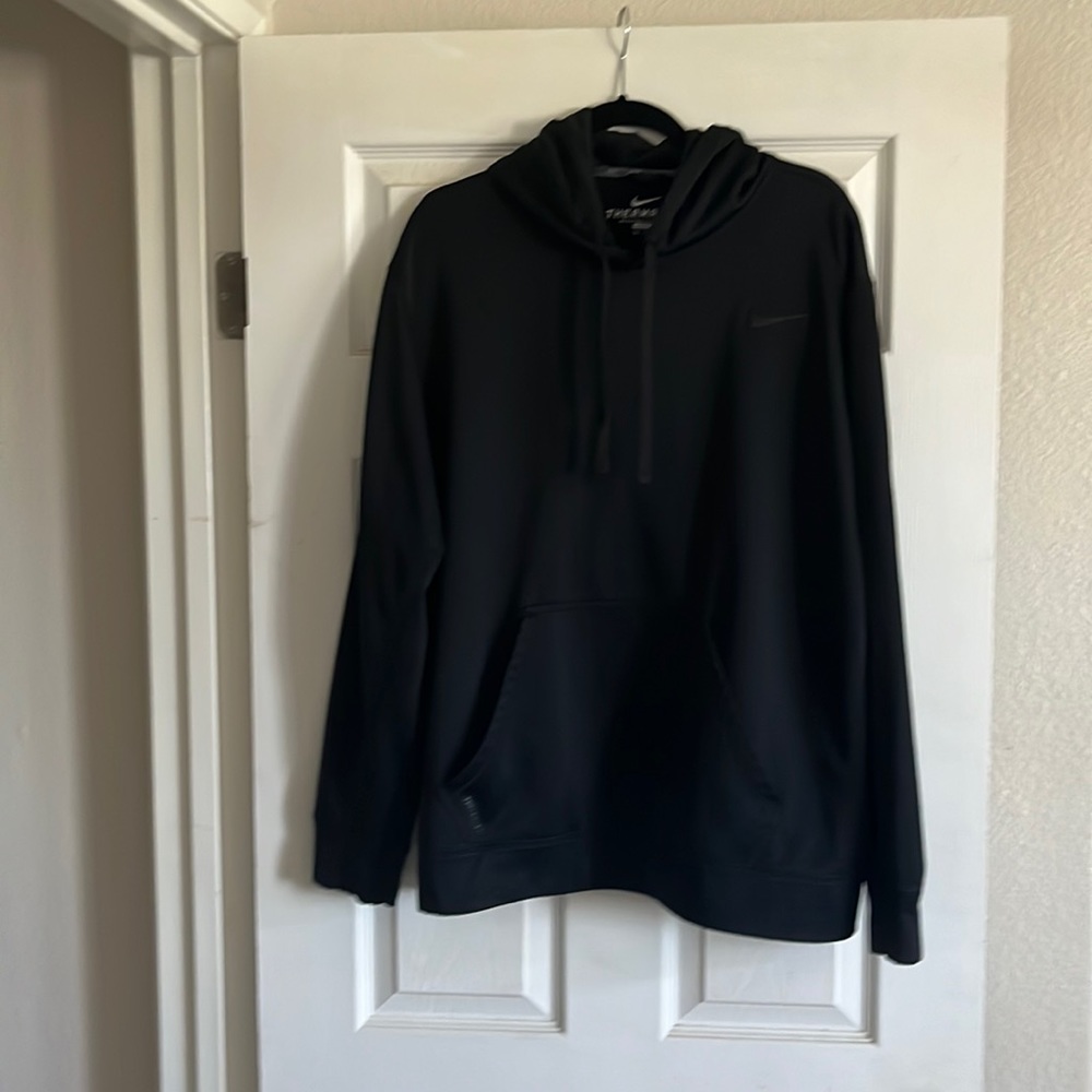 Nike therma-fit pull over with front pocket. Excellent condition,